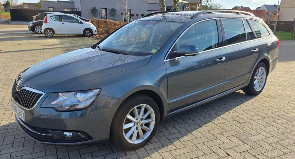 Skoda Superb 1.6TDi Automaat, Auto's, Skoda, Bedrijf, Superb, ABS, Adaptieve lichten, Airbags, Airconditioning, Alarm, Bluetooth