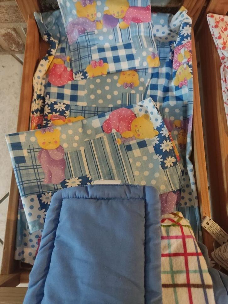 Houten poppenbedje + 2 setjes beddengoed, Kinderen en Baby's, Speelgoed | Poppen, Zo goed als nieuw, Ophalen