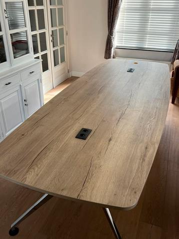 Vergadertafel beschikbaar voor biedingen