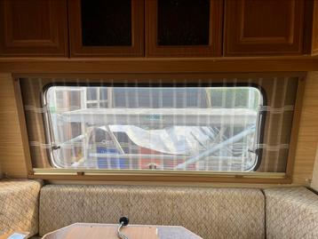 Combo hor en verduisteringsgordijn caravan beschikbaar voor biedingen
