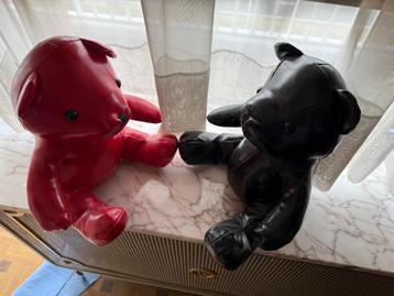 Decoratieve Teddyberen van Namaakleer – Zwart & Rood beschikbaar voor biedingen
