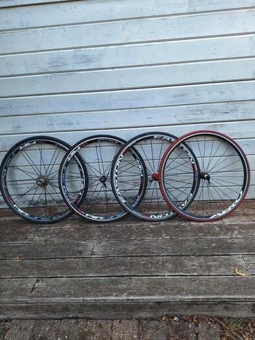 Wielen ,cassetes,fietshelmen beschikbaar voor biedingen