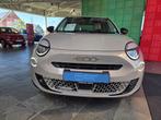 Fiat 600 HYBRID 136 HP *NAV 10,25" *CAMERA *SENSOREN 360° *, Auto's, Fiat, Zwart, Beige, Bedrijf, Parkeersensor