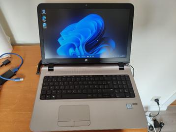 Een groep computers beschikbaar voor biedingen