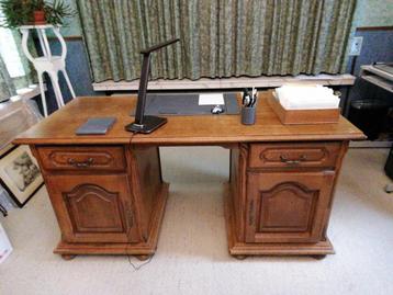 Klassiek bureau  beschikbaar voor biedingen