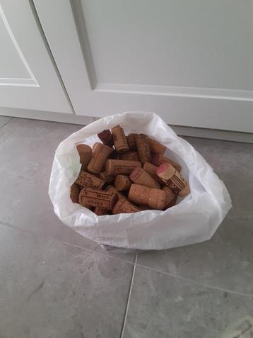 Zak met meer dan 100 kurken wijn champagne beschikbaar voor biedingen