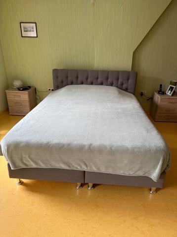 Lit boxspring 2 personnes gris  beschikbaar voor biedingen