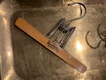 TROUSER HANGERS UNION 3 CINTRES PANTALONS EN BOIS DRP beschikbaar voor biedingen