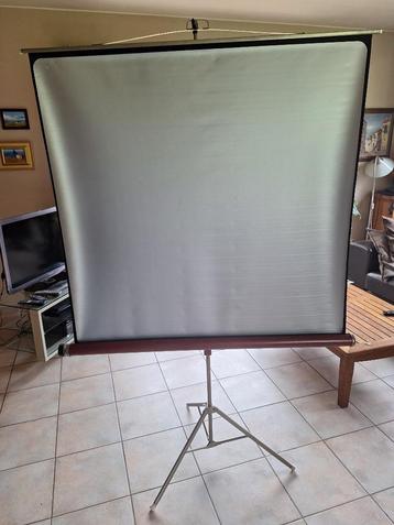Oprolbaar projectiescherm in metalen frame.  beschikbaar voor biedingen