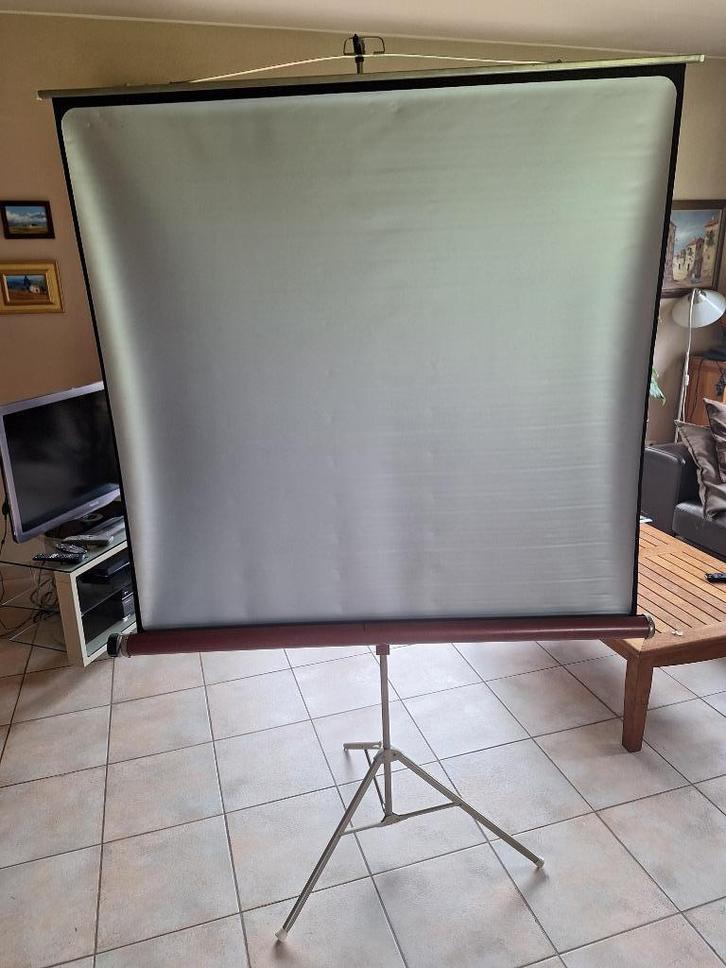 Oprolbaar projectiescherm in metalen frame., Audio, Tv en Foto, Overige Audio, Tv en Foto, Gebruikt, Ophalen