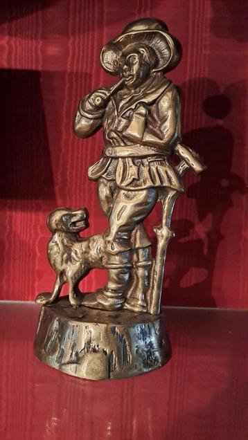 Koperkleurig beeld van boswachter beschikbaar voor biedingen