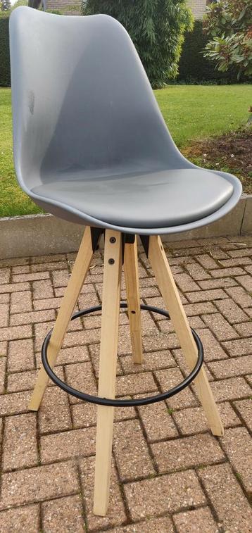 Tabouret haut beschikbaar voor biedingen