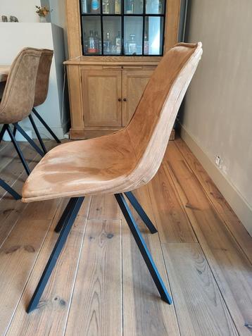 8 stoelen (50 euro per stuk) beschikbaar voor biedingen
