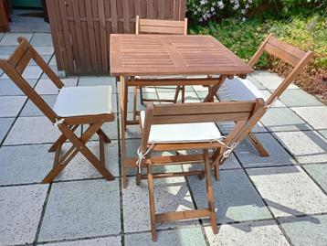 tables de jardin en bois avec chaises