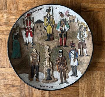 Plat céramique Namur Odette Dijeux Folklore molon wallonie beschikbaar voor biedingen