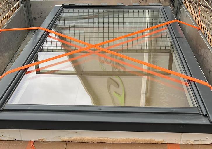 VELUX GGU 94x160 + EDW PK10+ fixation., Doe-het-zelf en Bouw, Glas en Ramen, Zo goed als nieuw, Dakraam, 120 tot 160 cm, 80 tot 120 cm