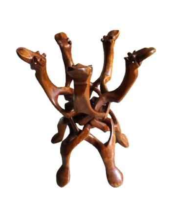 Handcarved staander met 5 kamelenkoppen beschikbaar voor biedingen