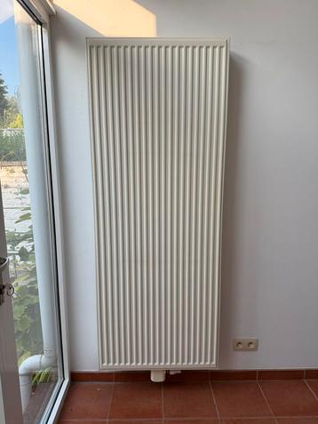 70 x 180 verticale radiator + thermostaatkraan beschikbaar voor biedingen