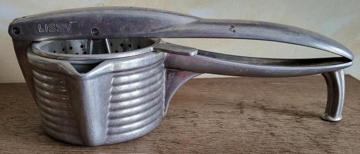 LISSY Swiss Patent VINTAGE fruitpers van aluminium, Antiek en Kunst, Antiek | Keukengerei, Ophalen of Verzenden