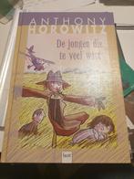 Anthony Horowitz - De jongen die te veel wist. HC nieuwstaat, Boeken, Kinderboeken | Jeugd | 10 tot 12 jaar, Ophalen of Verzenden