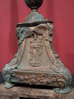 Grand chandelier religieux