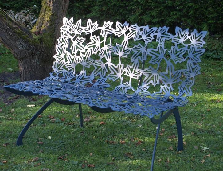 Prachtige tuinbank met tafeltje, metaalkunst esdoornblad, Tuin en Terras, Tuinbanken, Zo goed als nieuw, Metaal, Ophalen