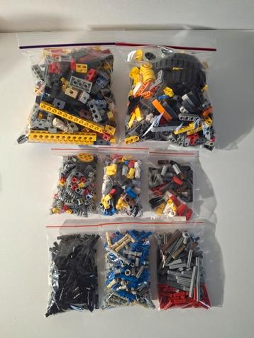 Lego parts technic  disponible aux enchères