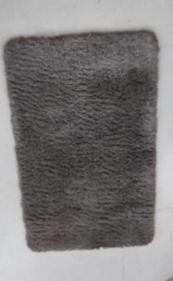 2 Tapis de couleur taupe  disponible aux enchères