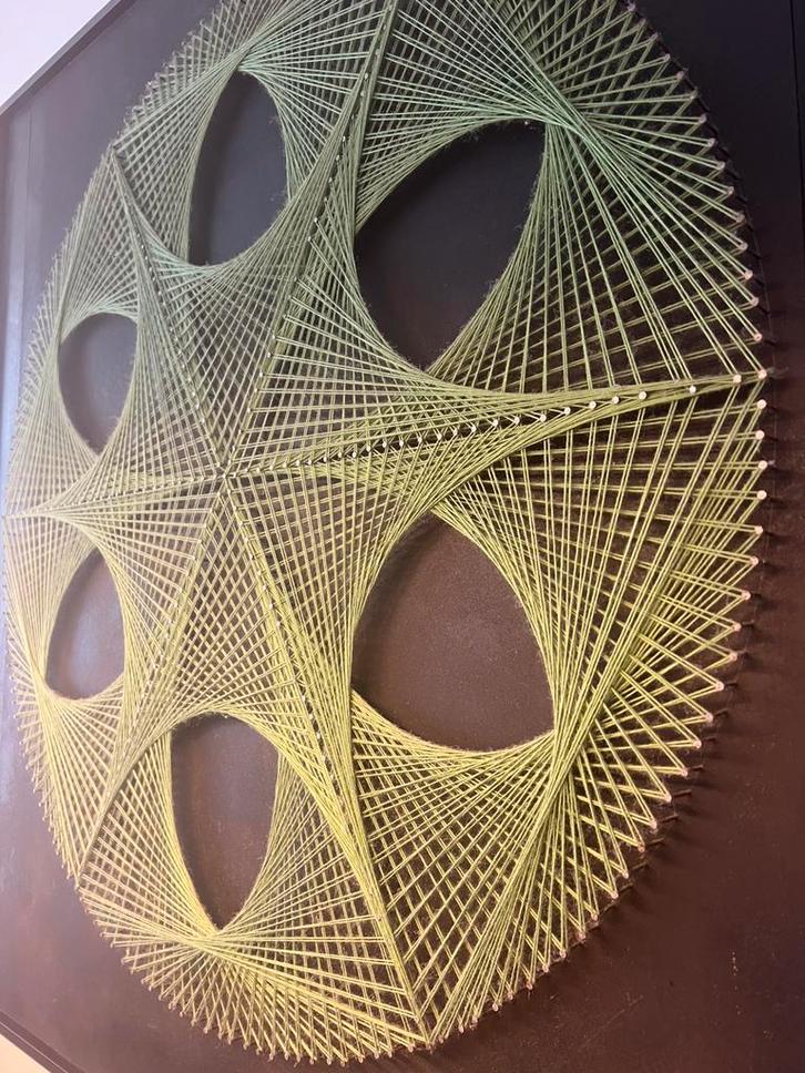 Handgemaakte geometrische string art – uniek kunstwerk, Maison & Meubles, Lampes | Plafonniers, Comme neuf, Enlèvement ou Envoi