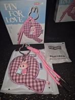 Te koop pin for love keychain van POP MART, Verzamelen, Sleutelhangers, Ophalen of Verzenden, Zo goed als nieuw