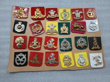 Lot 24 stuks Britse insignes beschikbaar voor biedingen