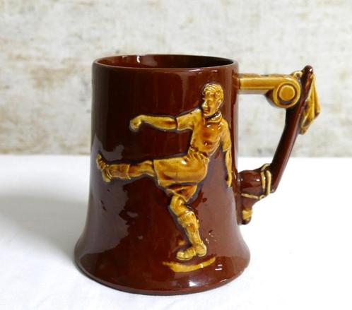 Joueur de football sur une tasse vintage, Antiquités & Art, Antiquités | Céramique & Poterie, Enlèvement ou Envoi