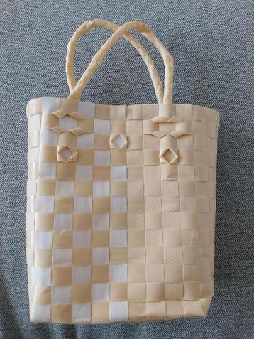 Kleine plastic zak beschikbaar voor biedingen