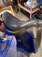 Dressuur zadel Bates 17 inch, Animaux & Accessoires, Chevaux & Poneys | Selles, Enlèvement, Dressage
