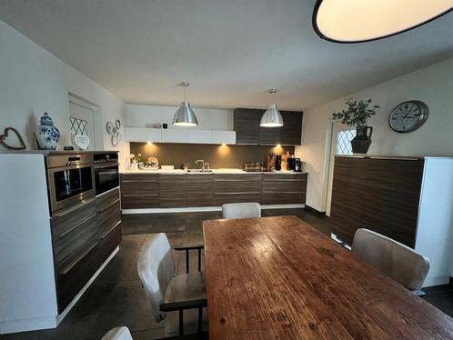 BRUINE STRAKKE KEUKEN 3 DELIG MET TOESTELLEN, Huis en Inrichting, Keuken | Complete keukens, Zo goed als nieuw, Dubbelwandige keuken
