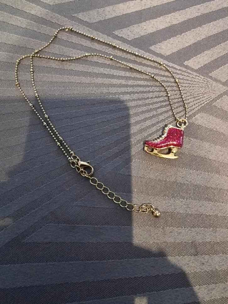 Nieuw en ongedragen wondermooie Halsketting met een schaatss, Handtassen en Accessoires, Kettingen, Nieuw, Overige materialen