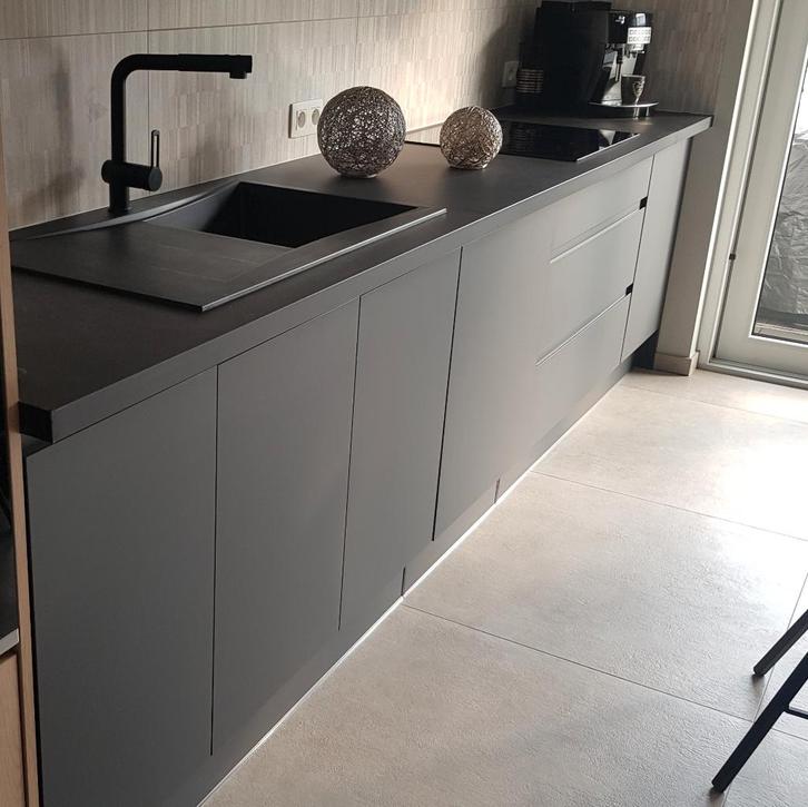 Grijs keukenblad, 330 cm lang, Huis en Inrichting, Keuken | Keukenelementen, Zo goed als nieuw, Minder dan 100 cm, 200 cm of meer