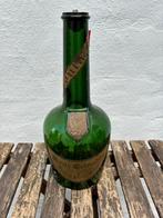 Oude glazen fles van groot formaat Calvados
