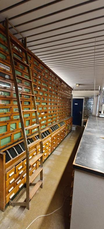 Vintage kast uit ijzerwarenzaak 1953 beschikbaar voor biedingen