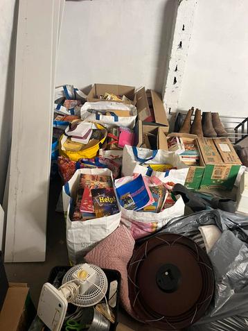 Rommelmarkt spullen boeken kelder leeghalen gratis beschikbaar voor biedingen