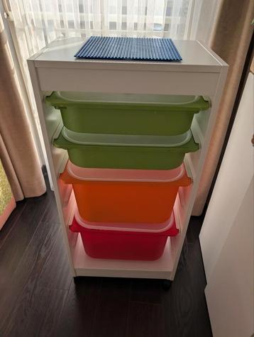 Ikea trofast kast met gekleurde opbergbakken op wieltjes  beschikbaar voor biedingen