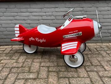 Oud metalen trapvliegtuig metaal NOS beschikbaar voor biedingen