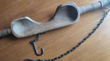 Oud 19e-eeuws waterdraagjuk beschikbaar voor biedingen