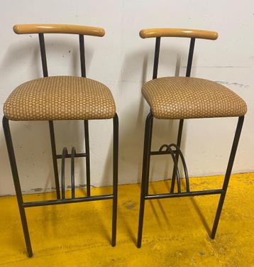 Tabourets beschikbaar voor biedingen