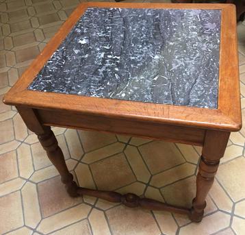 Antieke massief houten vierkante tafel met marmeren blad beschikbaar voor biedingen