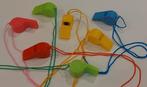 Kleurige kunststof fluitjes spel en sport, Ophalen of Verzenden