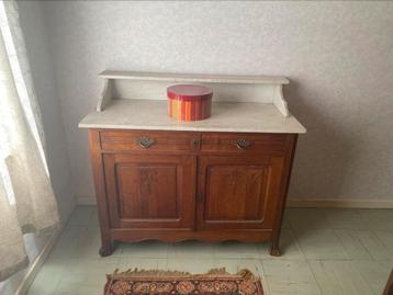 Antieke commode met marmeren blad beschikbaar voor biedingen