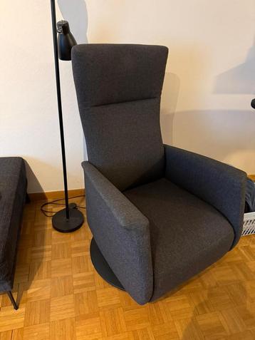 Comfortabele relaxzetel in antraciet beschikbaar voor biedingen