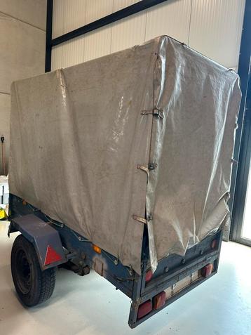 Gesloten aanhangwagen met enkel as – in nette staat beschikbaar voor biedingen
