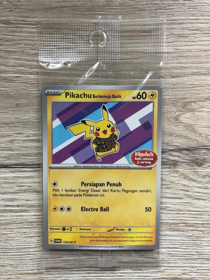 Pokemon Indonesia Exclusive Pikachu Berkemeja Batik 154/SV-P, Hobby en Vrije tijd, Verzamelkaartspellen | Pokémon, Nieuw, Losse kaart
